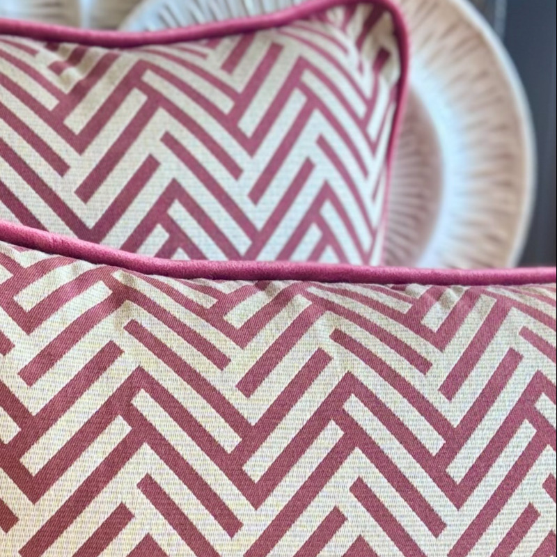 CUSCINO SARTORIALE GEOMETRICO CON RETRO IN VELLUTO ROSSO TERRACOTTA