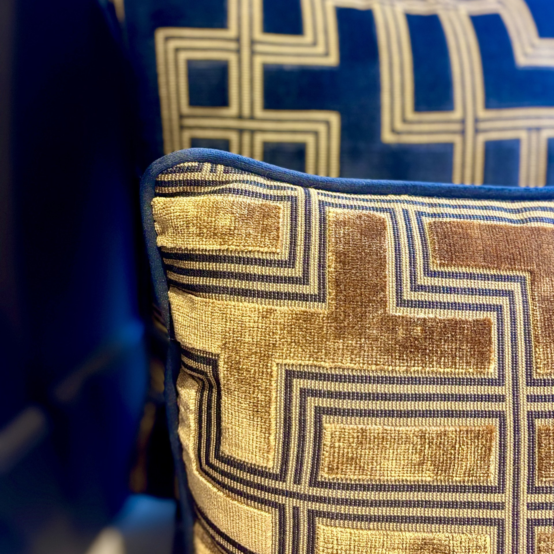 CUSCINO SARTORIALE GEOMETRICO CON RETRO IN VELLUTO NERO
