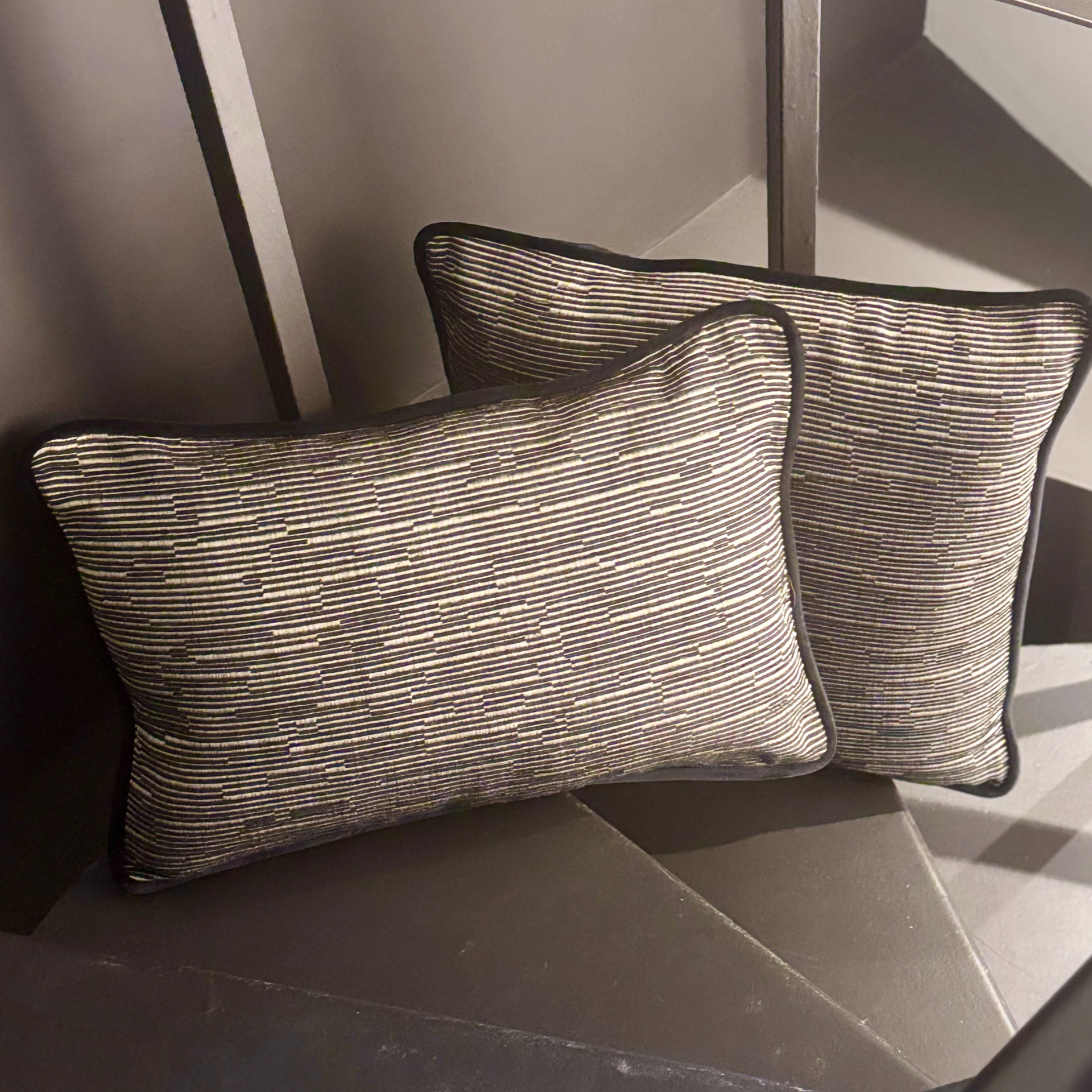 CUSCINO RIGATO CON RETRO IN VELLUTO