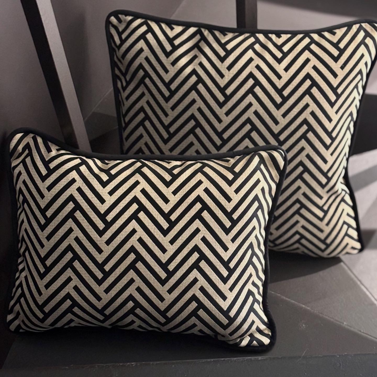 CUSCINO SARTORIALE GEOMETRICO NERO E ORO CON RETRO IN VELLUTO NERO
