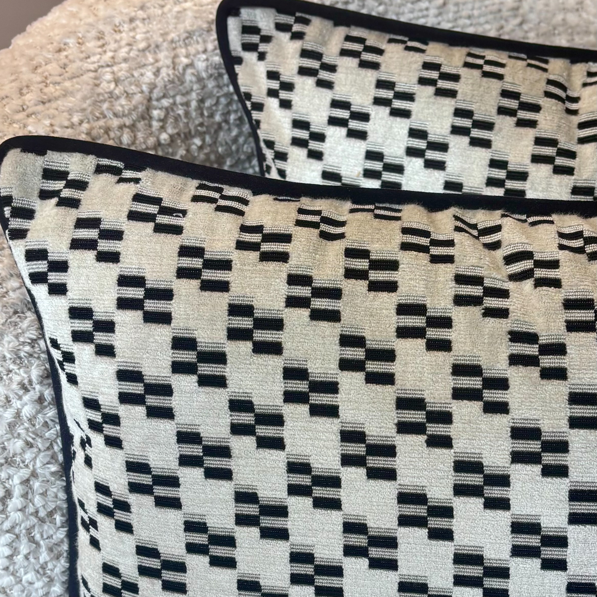 CUSCINO SARTORIALE GEOMETRICO CON RETRO IN VELLUTO NERO
