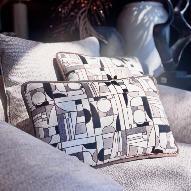 CUSCINO SARTORIALE GEOMETRICO CON RETRO IN VELLUTO BEIGE