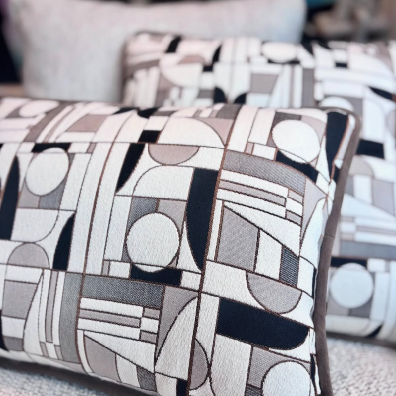 CUSCINO SARTORIALE GEOMETRICO CON RETRO IN VELLUTO BEIGE