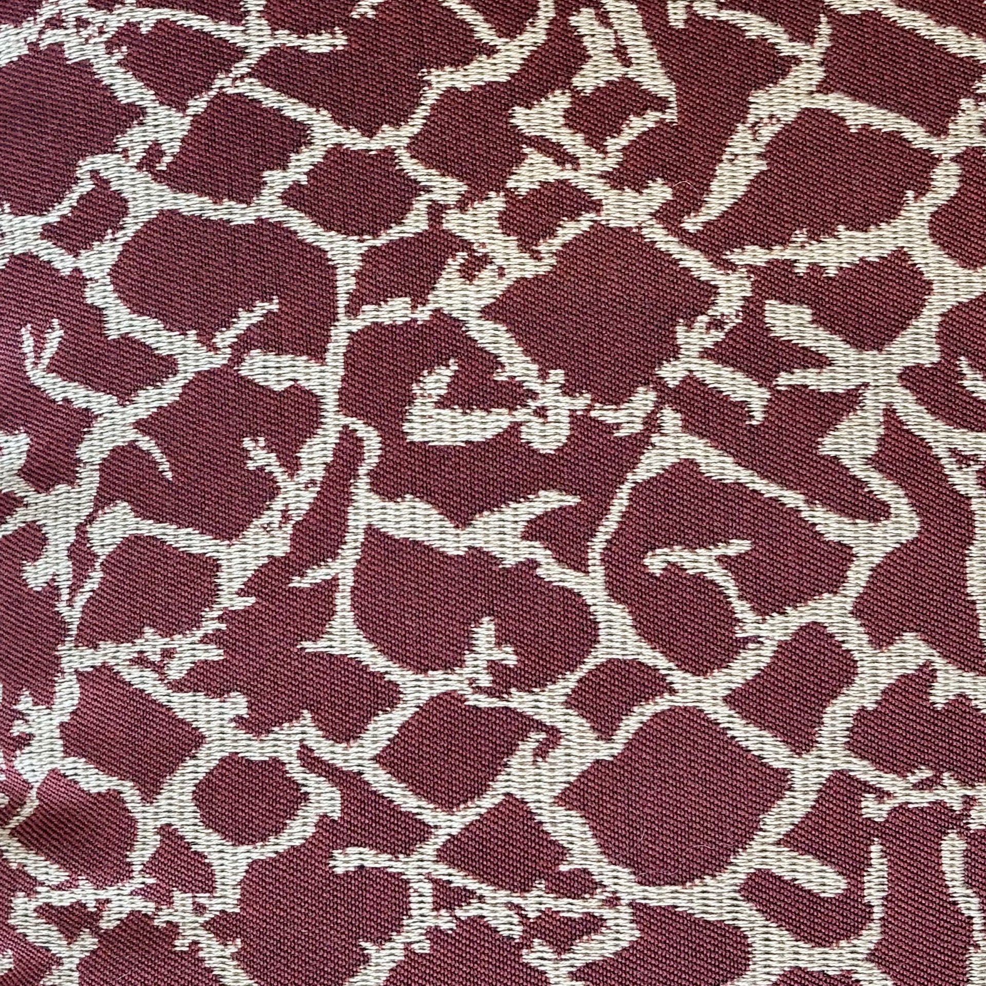 CUSCINO SARTORIALE CON TESSUTO ROSSO E MOTIVO CREMA CON RETRO IN VELLUTO ROSSO