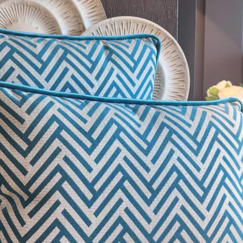 CUSCINO SARTORIALE GEOMETRICO CON RETRO IN VELLUTO OTTANIO